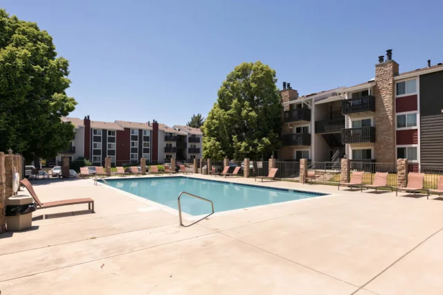 Oak Ridge Apartments Aurora pool
